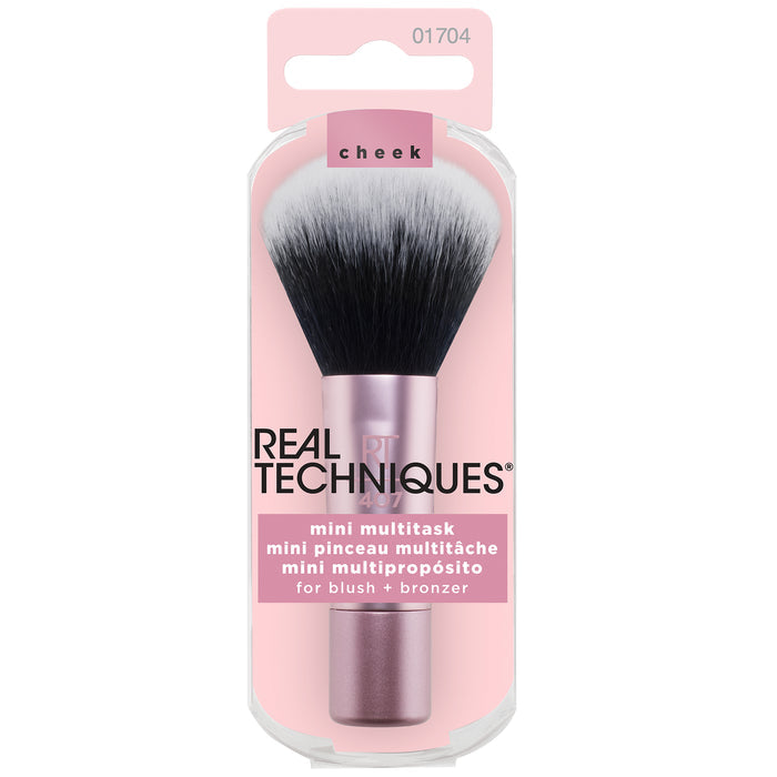 Mini brocha para maquillaje Real Techniques.